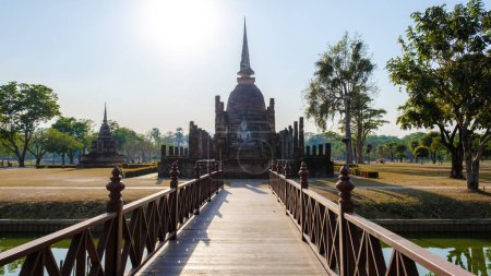Téléchargez les photos : Wat Sa Sit, vieille ville de Sukhothai, Thaïlande. Ancienne ville et culture de l'Asie du Sud Thaïlande, parc historique de Sukothai - en image libre de droit