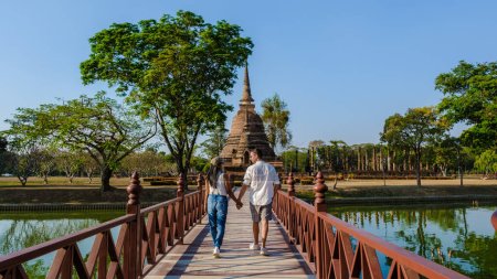 Quelques hommes et femmes visitent Wat Sa Sit, la vieille ville de Sukhothai, en Thaïlande. Ancienne ville et culture de l'Asie du Sud Thaïlande, parc historique de Sukothai