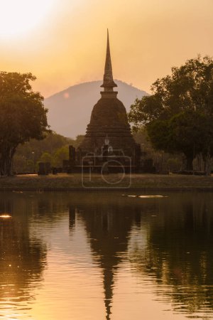 Foto de Wat Sa Si al atardecer Sukhothai ciudad vieja, Tailandia. Antigua ciudad y cultura del sur de Asia Tailandia, parque histórico de Sukothai - Imagen libre de derechos