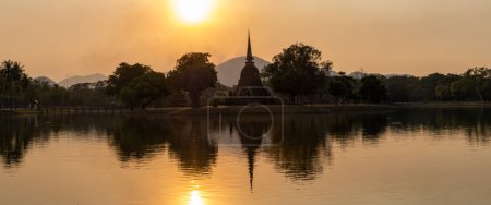 Téléchargez les photos : Wat Sa Si au coucher du soleil Sukhothai vieille ville, Thaïlande. Ancienne ville et culture de l'Asie du Sud Thaïlande, parc historique de Sukothai - en image libre de droit