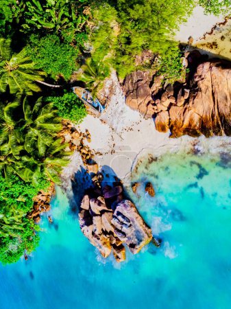 Téléchargez les photos : Vue par drone d'en haut sur une plage tropicale aux Seychelles. Plage d'Anse Volbert Praslin avec rochers de granit - en image libre de droit