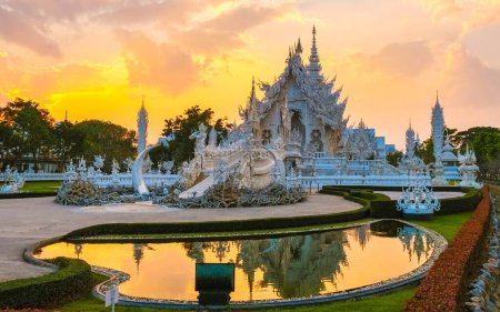 Foto de White temple Chiang Rai Thailand, Wat Rong Khun, aka The White Temple, in Chiang Rai, Thailand with a blue sky and reflection in the lake - Imagen libre de derechos