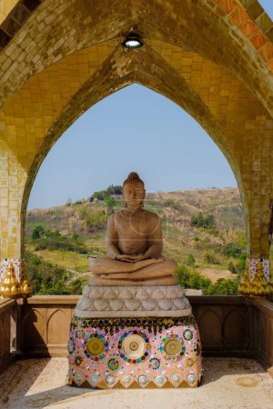 Foto de Wat Pha Sorn Kaew El templo en un acantilado de cristal Khao Kho, Petchabun, Tailandia. Templo de Buda blanco en la montaña - Imagen libre de derechos