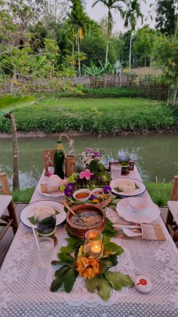 Téléchargez les photos : Une table avec de la nourriture de campagne thaïlandaise Isaan en Thaïlande le soir - en image libre de droit