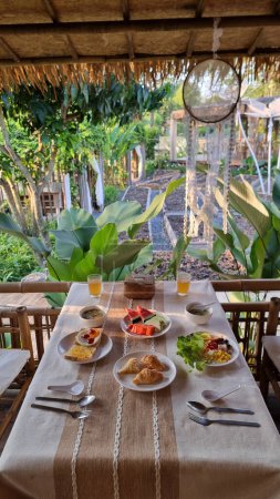 Foto de Mesa de desayuno con pan de café y sopa de arroz tailandés con un croissant y jugo de naranja en el campo de Tailandia. - Imagen libre de derechos