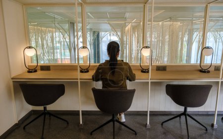 Téléchargez les photos : Femmes asiatiques dans un espace de travail dans un hôtel pour le travail, salle de travail commune dans un hôtel. - en image libre de droit