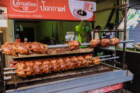 Foto de Bangkok Ratchawat Tailandia la gente prepara comida callejera tailandesa en un puesto de comida con una sartén wok salteado. - Imagen libre de derechos