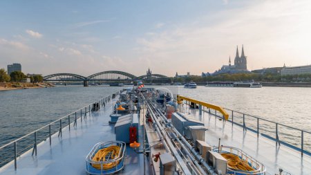 Foto de Binnenvaart, Translation Inlandshipping on the river rhein by Cologne Alemania during sunset hours, Gas tanker ship Cologne oil and gas transport on the rhine river - Imagen libre de derechos