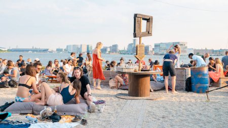 Foto de NDSM Wharf Amsterdam septiembre 2021, comunidad de arte patrocinada por la ciudad llamada Kinetisch Noord, un centro para la cultura subterránea en Ámsterdam con hoteles de playa y muchos restaurantes que vienen recientemente. - Imagen libre de derechos