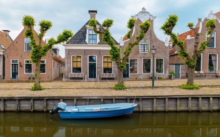 Foto de Zona suburbana holandesa con antiguas casas familiares, antiguas casas familiares históricas en los Países Bajos junto a los canales - Imagen libre de derechos