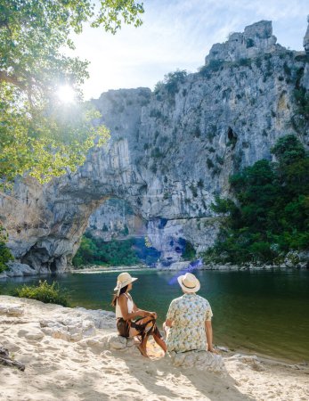 Téléchargez les photos : Couple en vacances dans l'Ardèche France Pont d'Arc, Ardèche France, vue sur Arc Naturel à Vallon Pont dArc dans le canyon d'Ardèche en France Europe Alpes du Rhône Dordogne - en image libre de droit