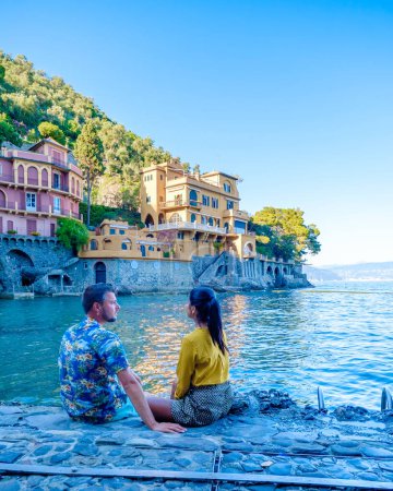 Téléchargez les photos : Belle côte de la mer avec des maisons colorées à Portofino, Italie Europe Portofino en Ligurie, Italie. Gênes Couple homme et femme d'âge moyen visitant l'Italie pendant des vacances en été - en image libre de droit