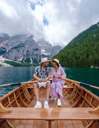 Foto de Una pareja visita Braies Lago di Braies italiano Dolomitas lago alpino Italia, Europa, hombres y mujeres visita Lago Di Braies durante las vacaciones de verano en Europa - Imagen libre de derechos