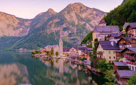 Téléchargez les photos : Hallstatt Salzkammergut, Autriche, village de Hallstatt sur le lac de Hallstatt dans les Alpes autrichiennes Autriche Europe au coucher du soleil. - en image libre de droit