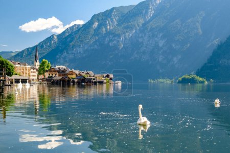 Téléchargez les photos : Hallstatt Salzkammergut, Autriche, village de Hallstatt sur le lac de Hallstatt dans les Alpes autrichiennes Autriche Europe au coucher du soleil. - en image libre de droit