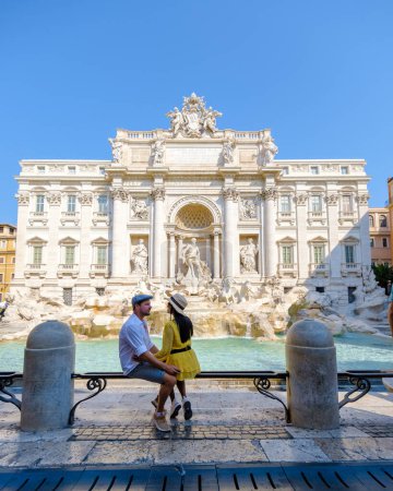Téléchargez les photos : Touristes et touristes à la fontaine de Trevi, Rome, Italie. Voyage Rome couple en voyage à Rome. - en image libre de droit