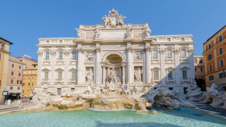 Téléchargez les photos : Fontaine de Trevi, Rome, Italie. Voyage en ville à Rome pendant l'été. - en image libre de droit