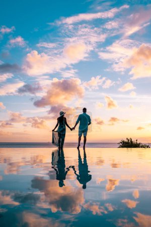 Téléchargez les photos : Couple en vacances à l'île tropicale de Sainte-Lucie, hommes et femmes regardant le coucher du soleil Sainte-Lucie océan des Caraïbes - en image libre de droit