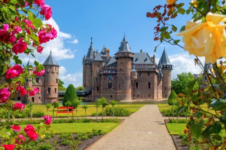 Téléchargez les photos : Château de Haar Utrecht, vue sur De Haar Château en néerlandais Kasteel de Haar est situé à Utrecht Pays-Bas les bâtiments actuels sont tous construits sur le château d'origine, datant de 1892 Pays-Bas. - en image libre de droit