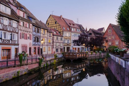 Téléchargez les photos : Colmar France Belle vue sur la ville romantique colorée de Colmar dans la soirée - en image libre de droit