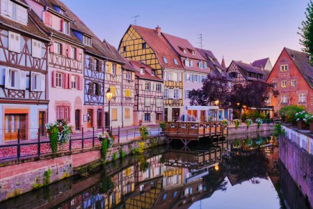 Téléchargez les photos : Colmar France Belle vue sur la ville romantique colorée de Colmar dans la soirée - en image libre de droit