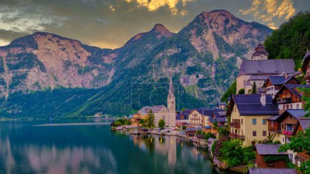 Téléchargez les photos : Hallstatt Salzkammergut, Autriche, village de Hallstatt sur le lac de Hallstatt dans les Alpes autrichiennes Autriche Europe au coucher du soleil en été - en image libre de droit