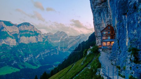 Foto de Berggasthaus Aescher in den Appenzeller Alpen, Appenzell, Alpes suizos y un restaurante bajo un acantilado en la montaña Ebenalp en Suiza, Appenzell Junio 2021 - Imagen libre de derechos