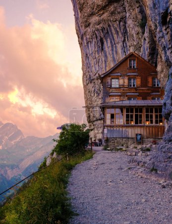 Téléchargez les photos : Berggasthaus Aescher in den Appenzeller Alpen au coucher du soleil, restaurant sous une falaise sur la montagne Ebenalp en Suisse, Appenzell Juin 2021 - en image libre de droit