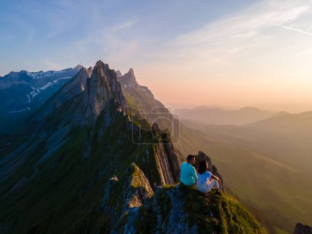 Téléchargez les photos : Schaeffler montagne crête suisse Alpstein, Appenzell Suisse, une crête du majestueux sommet Schaeffler par Berggasthaus Schafler, Suisse. couple homme et femmes dans les montagnes pendant le coucher du soleil - en image libre de droit