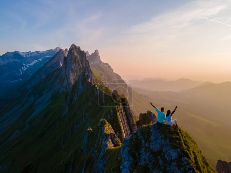Foto de La cordillera de Schaeffler suiza Alpstein, Appenzell Suiza, una cordillera del majestuoso pico Schaeffler de Berggasthaus Schafler, Suiza. pareja de hombres y mujeres en las montañas durante la puesta del sol - Imagen libre de derechos
