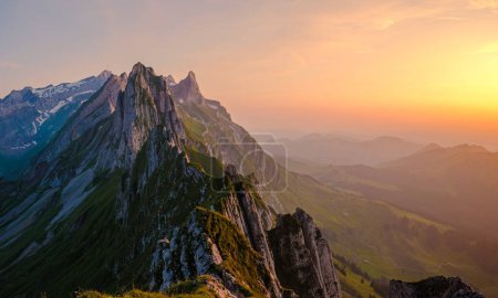 Foto de Schaeffler mountain ridge swiss Alpstein, Appenzell Suiza, una cresta del majestuoso pico Schaeffler de Berggasthaus Schafler, Suiza durante el verano - Imagen libre de derechos