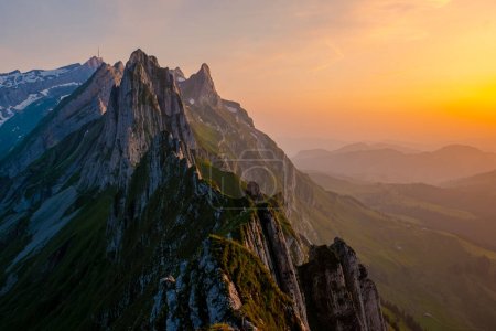 Foto de Schaeffler mountain ridge swiss Alpstein, Appenzell Suiza, una cresta del majestuoso pico Schaeffler de Berggasthaus Schafler, Suiza durante el verano - Imagen libre de derechos