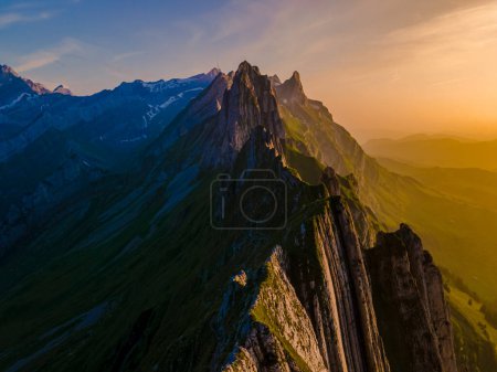 Téléchargez les photos : Schaeffler crête de montagne suisse Alpstein, Appenzell Suisse, une crête du majestueux sommet Schaeffler par Berggasthaus Schafler, - en image libre de droit