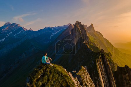 Foto de La cordillera de Schaeffler suiza Alpstein, Appenzell Suiza, una cordillera del majestuoso pico Schaeffler de Berggasthaus Schafler, Suiza. hombre en las montañas al atardecer - Imagen libre de derechos
