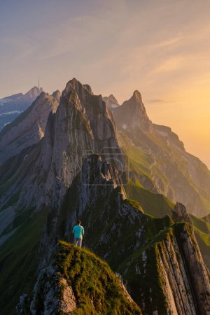 Téléchargez les photos : Schaeffler montagne crête suisse Alpstein, Appenzell Suisse, une crête du majestueux sommet Schaeffler par Berggasthaus Schafler, Suisse. homme dans les montagnes pendant le coucher du soleil - en image libre de droit