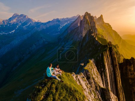 Foto de La cordillera de Schaeffler suiza Alpstein, Appenzell Suiza, una cordillera del majestuoso pico Schaeffler de Berggasthaus Schafler, Suiza. pareja de hombres y mujeres en las montañas durante la puesta del sol - Imagen libre de derechos