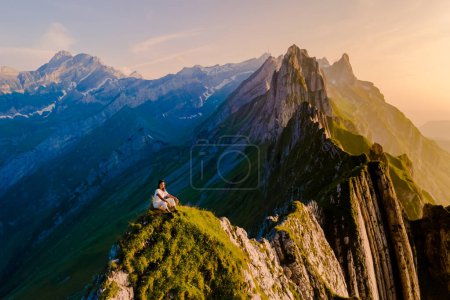 Foto de La cordillera de Schaeffler suiza Alpstein, Appenzell Suiza, una cordillera del majestuoso pico Schaeffler de Berggasthaus Schafler, Suiza. mujeres en las montañas al atardecer Ebenalp - Imagen libre de derechos