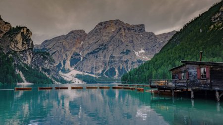 Téléchargez les photos : Lago Di Braies Italie, Pragser Wildsee dans le Tyrol du Sud Dolomites - en image libre de droit