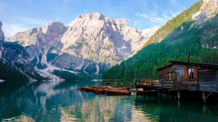 Foto de Lago di Braies Lago Braies, Pragser Wildsee al amanecer. Trentino Alto Adidge, montañas Dolomitas, Tirol del Sur, Italia, Europa. Barcos en la mañana en el lago - Imagen libre de derechos