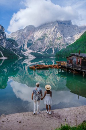 Téléchargez les photos : Couple d'hommes et de femmes au Lago Di Braies Italie, Pragser Wildsee au Tyrol du Sud, Beau lac dans les Alpes italiennes, Lago di Braies. vacances Alpes italiennes lac de montagne - en image libre de droit