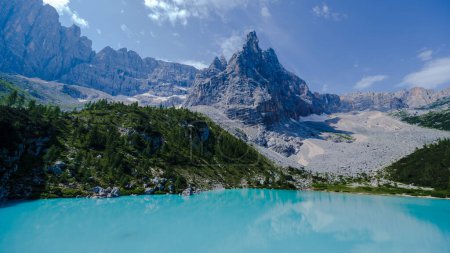 Foto de Lago azul en las dolomitas, Lago di sorapis está en Italia a la luz del día en las dolomitas, Lago di Sorapis en Italia - Imagen libre de derechos