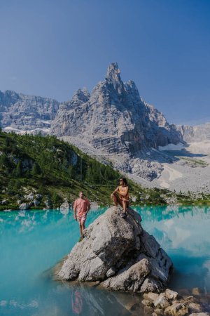 Téléchargez les photos : Quelques hommes et femmes visitent Lago di Sorapis dans les Dolomites italiennes, lac bleu laiteux Lago di Sorapis, lac Sorapis, Dolomites, Italie. - en image libre de droit