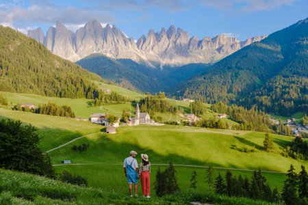 Téléchargez les photos : Couple regardant le paysage de Santa Maddalena Village Val di Funes, Tyrol du Sud, Italie Dolomites, hommes et femmes visitent les montagnes des Dolomites, vallée du Val di Funes, Trentin Haut Adige, Tyrol du Sud - en image libre de droit