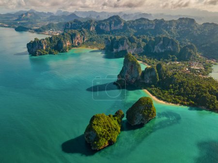 Téléchargez les photos : Railay Beach Krabi Thaïlande, la plage tropicale de Railay Krabi, vue panoramique sur la plage idyllique de Railay Beach en Thaïlande avec un énorme rocher calcaire - en image libre de droit