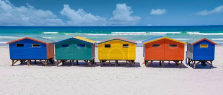 Téléchargez les photos : Maison de plage colorée à Muizenberg plage Cape Town, cabanes de plage, Muizenberg, Cape Town, False Bay, Afrique du Sud. - en image libre de droit