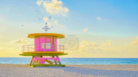 Foto de Lifeguard hut on the beach in Miami Florida, colorful hut on the beach during sunrise Miami South Beach. Sunny day on the beach - Imagen libre de derechos