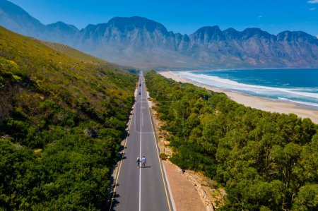 Téléchargez les photos : Plage de Kogelbay Western Cape Afrique du Sud, Kogelbay Rugged Coast Line avec des montagnes spectaculaires. Route du jardin, vue aérienne du drone sur la route et la plage - en image libre de droit