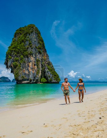 Foto de Railay Beach Krabi Tailandia, la playa tropical de Railay Krabi, un par de hombres y mujeres en la playa durante las vacaciones - Imagen libre de derechos