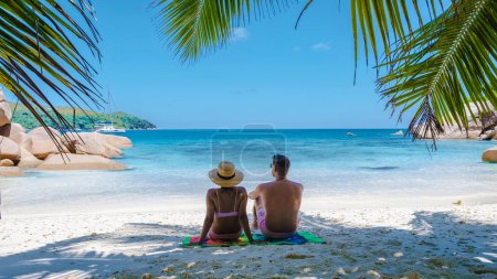 Foto de Praslin Seychelles isla tropical con playas y palmeras, pareja de hombres y mujeres de mediana edad de vacaciones en Seychelles visitando la playa tropical Anse Lazio Praslin Seychelles. vista del dron - Imagen libre de derechos