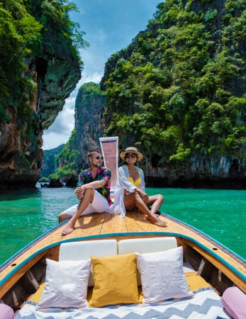 Foto de Barco de lujo de cola larga en Krabi Tailandia, pareja de hombres y mujeres en un viaje a la isla tropical 4 Isla de viaje en Krabi Tailandia. Mujer asiática y hombre europeo de mediana edad de vacaciones en Tailandia. - Imagen libre de derechos